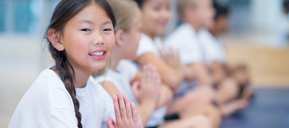 Kinder, die Yoga praktizieren