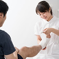 包帯を巻く看護師