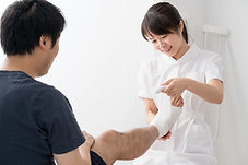 包帯を巻く看護師