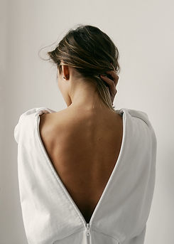 Femme en robe dos nu