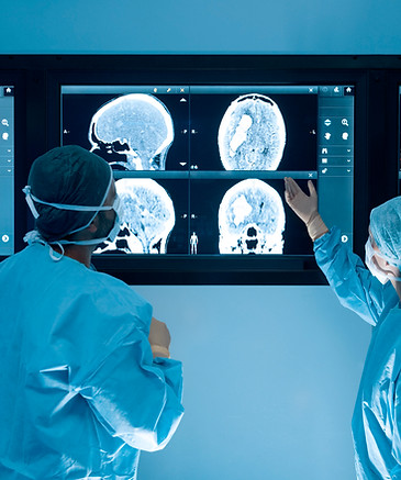 Médicos analisando exames