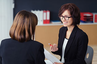 Coach und Führungskraft im strukturierten Reflexionsgespräch zur verantwortungsvollen Führung.