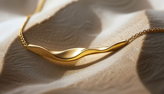 Colar de ouro na areia