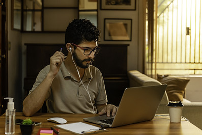 Travailler sur un ordinateur portable