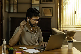 Estudando em um laptop