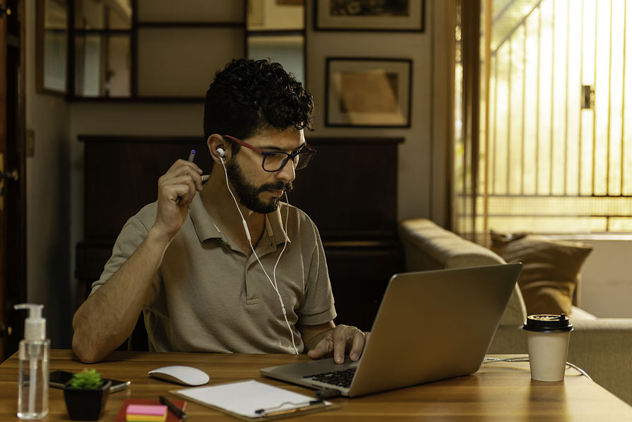 Trabajando en un Laptop