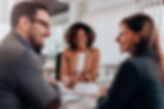 Una pareja en una reunión de negocios.