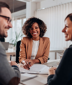 Um casal em uma reunião de negócios