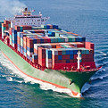 Nave da carico in mare