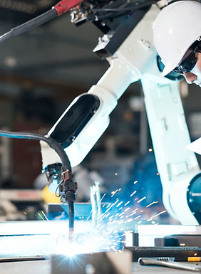 Demir çubuk kesmek için bir makine kullanan bir adam