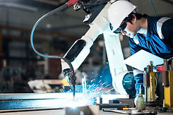 機械を使って鉄の棒を切る男