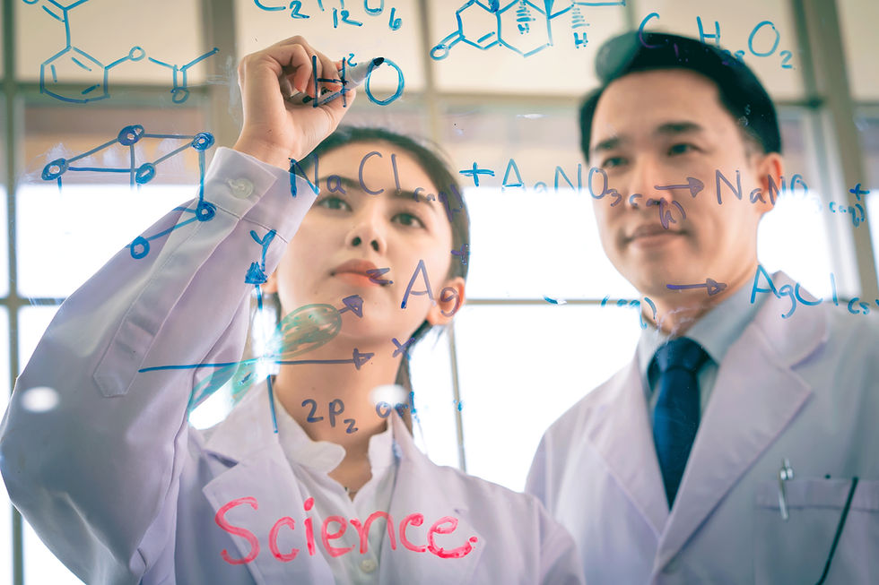 科學家研究分子結構