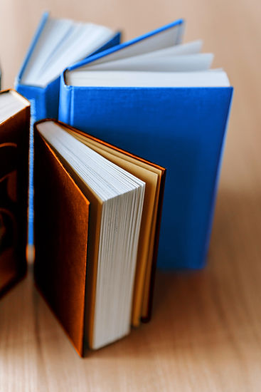 Bücher auf einem Holztisch