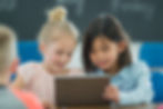 Kinder benutzen Tablet
