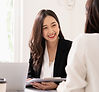 仕事中に微笑む女性