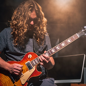 Guitariste rock lors d'une soirée privée