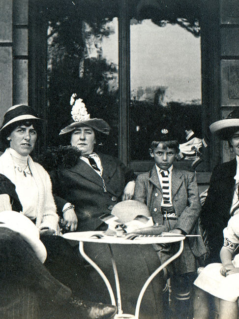 Decoding the Eras: A Guide to Vintage Fashion from the 1920s to the 1990s