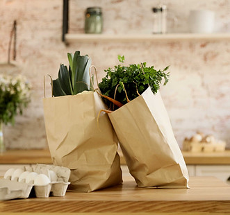 Légumes dans des sacs en papier