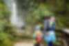 Familie beim Wandern in den Bergen