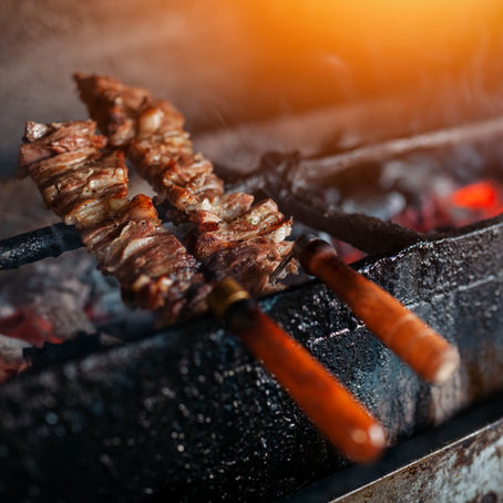Bursa Mutlu Et’te odun ateşinde pişmiş Urfa kebap, taze mezeler ve ayran ile servis ediliyor.