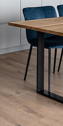 Une charmante boutique de décoration en bois du Jura, mettant en valeur des étagères en bois naturel, des luminaires rustiques et des pièces d'artisanat authentiques.