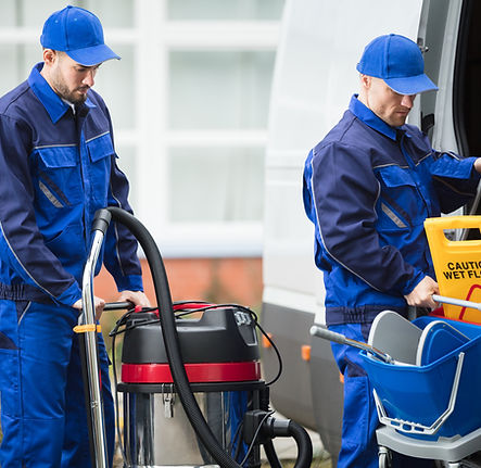 Conserjes en uniformes