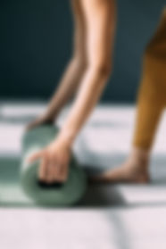 Yogamatte ausrollen