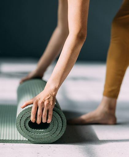 Yogamatte ausrollen