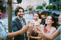 Gruppe genießt Eiscreme