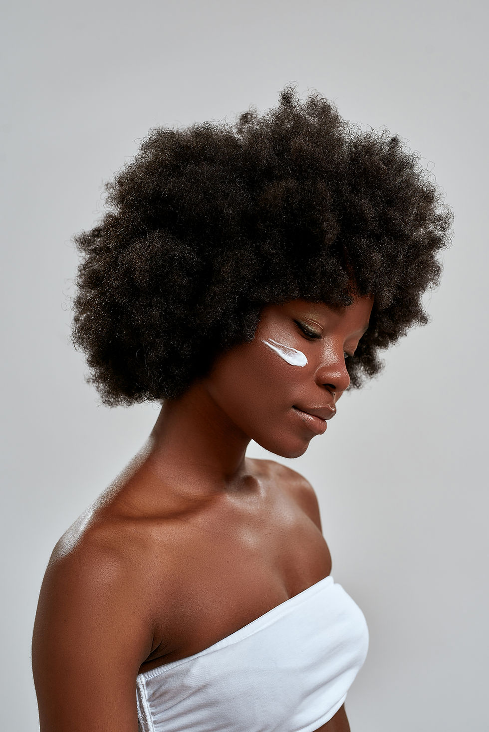 Poser avec de la crème pour le visage