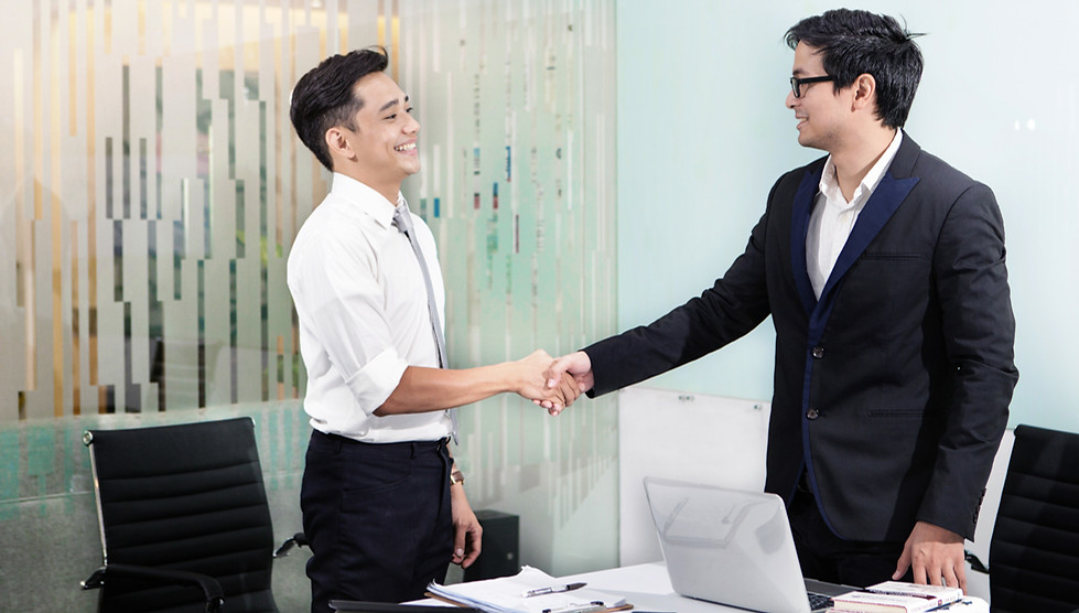 Profesionales de negocios dándose la mano