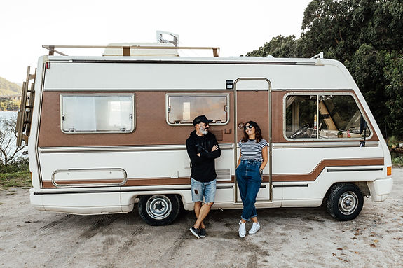 Paar am Wohnmobil