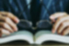 Libro y anteojos