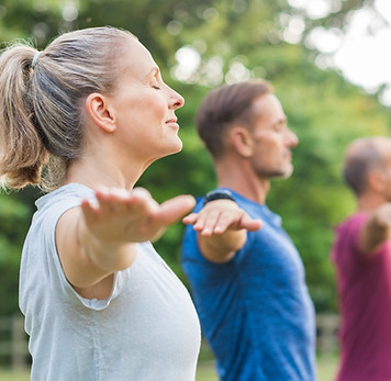 Clase de yoga al aire libre