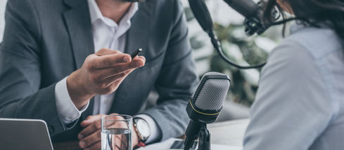 Un avocat interviewé à la radio sur le thème des dommages corporels
