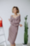 Mulher de vestido lilás