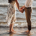 Paar läuft Hand in Hand am Strand