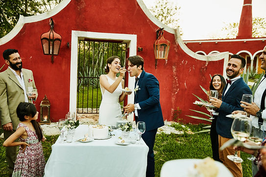 Brautpaar beim Anschneiden und Essen der Hochzeitstorte – ein emotionaler Moment voller Freude und Liebe.