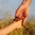 Tenersi per mano all'aperto