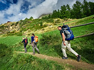 Menschen, die mit Rucksäcken wandern
