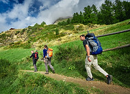 Menschen, die mit Rucksäcken wandern