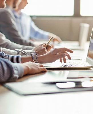 Le co-working dans un bureau lumineux