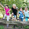 Kinder spielen draußen