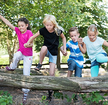 Kinder spielen draußen