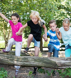 Kinder spielen draußen