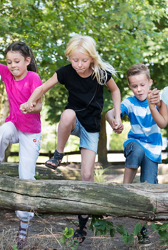 Kinder spielen draußen