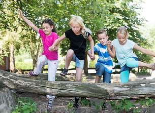 Kinder spielen draußen