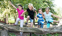 Kinder spielen draußen Klassenfahrt Österreich