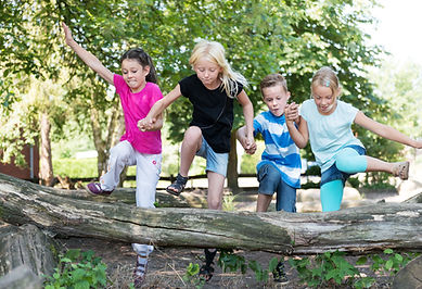 Kinder spielen draußen