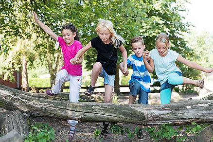 Kinder spielen draußen